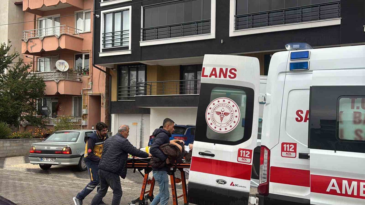 Kütahya Tavşanlı\'da motosikletin çarptığı yaya ve sürücü hastaneye kaldırıldı