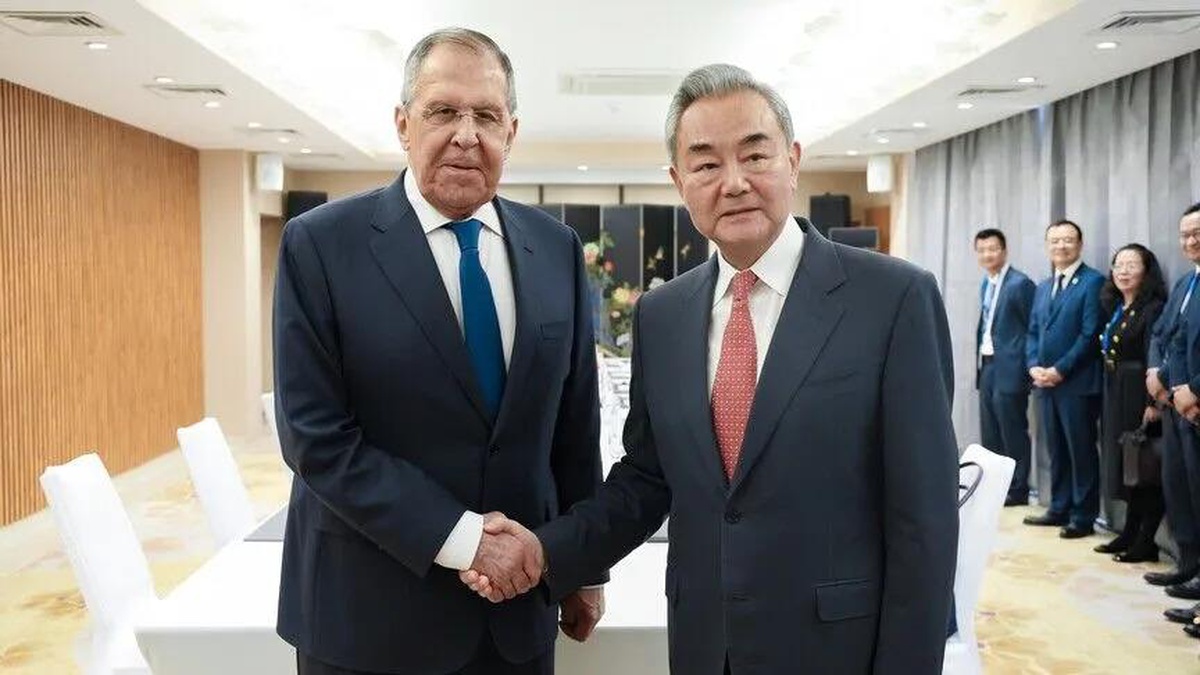 Lavrov ile Wang Yi Bakü’de görüştü: Ukrayna ve İran’daki savaşlar masada