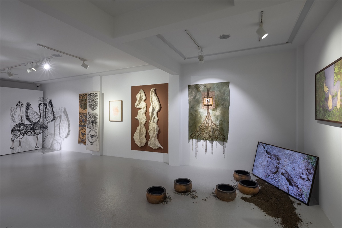 Lenzart space, \'Büyüsü Bozulmuş Dünya\' sergisini 29 Kasım\'a kadar açık tutacak