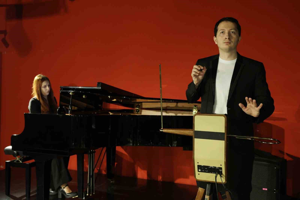 Leon Theremin\'in büyük torunu Bursa\'da teremin çaldı, enstrümanı müzeye bağışladı