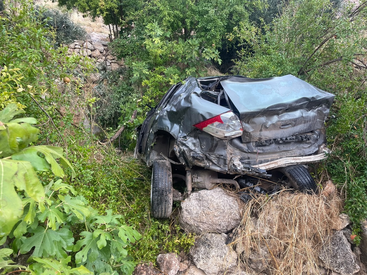 Mardin Kızıltepe\'de uçuruma yuvarlanan otomobilin 20 yaşındaki sürücüsü ağır yaralandı