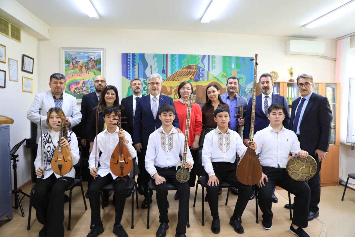 MEB Bakan Yardımcısı Yelkenci, Almatı\'da okullarda müzik eğitimi incelemesi yaptı