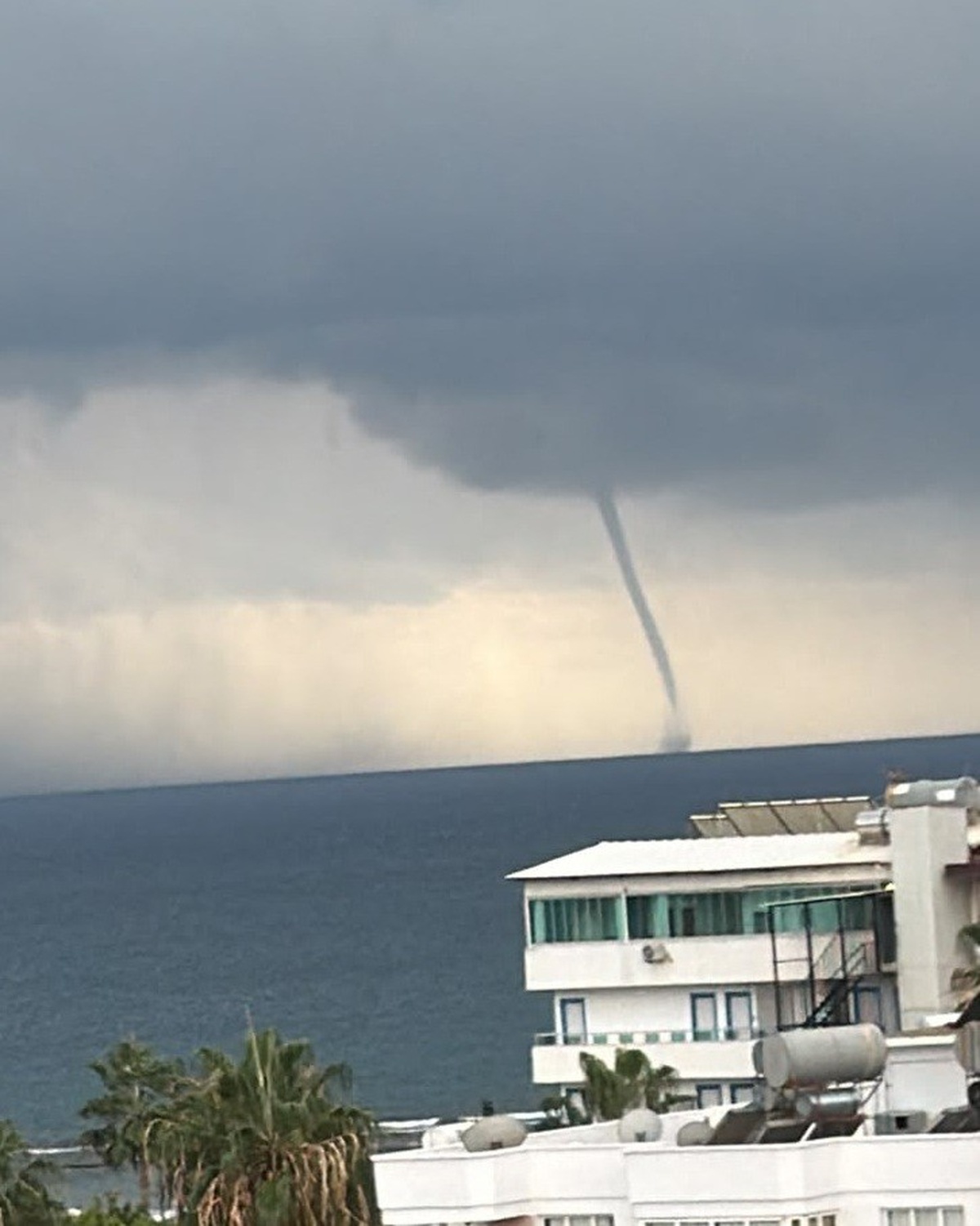 Mersin\'de sağanak etkisini sürdürürken Akdeniz\'de bugün peş peşe 3 hortum oluştu