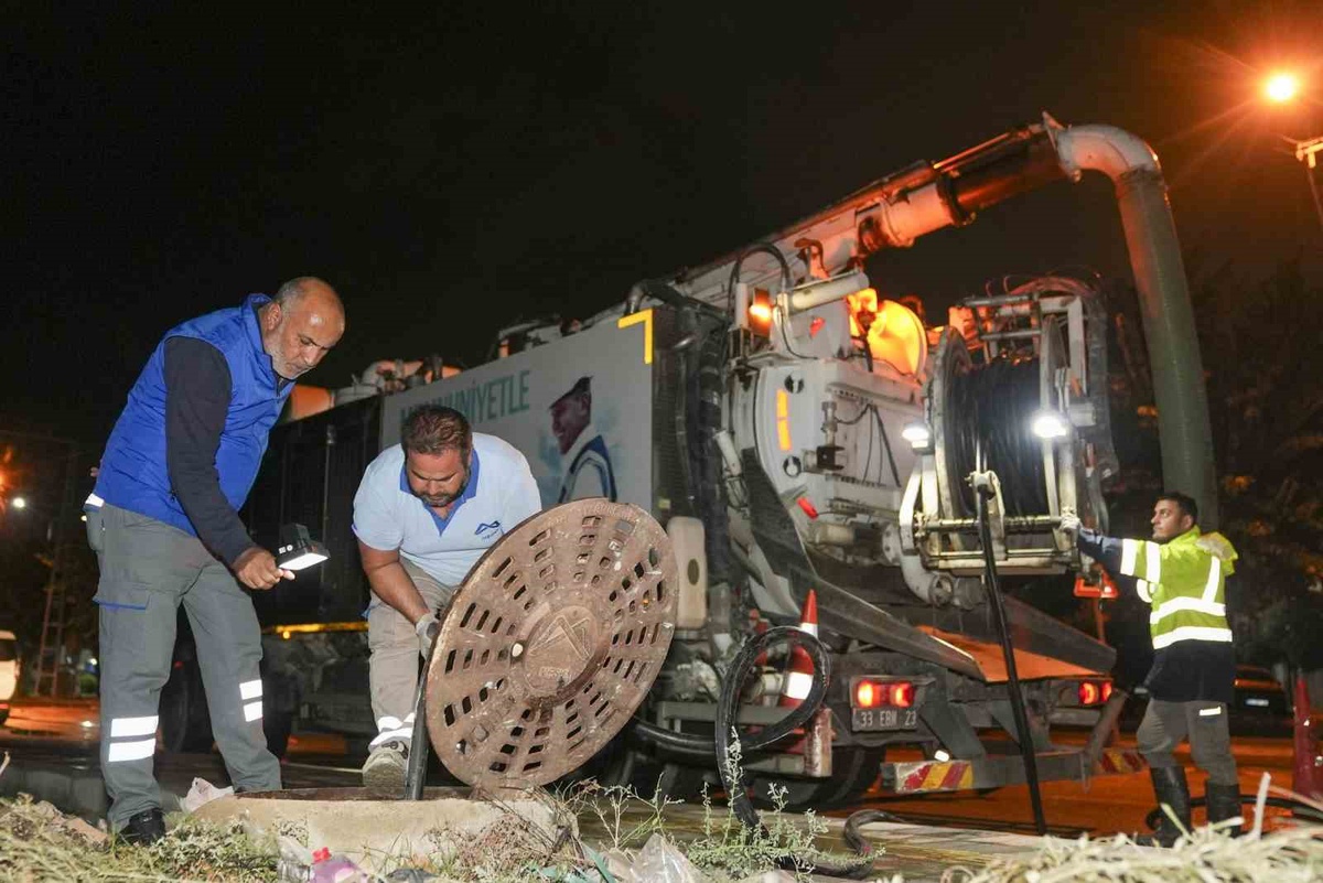 Mersin\'de sağanak yağışa karşı 13 ilçede 350 personel hazır bekletiliyor