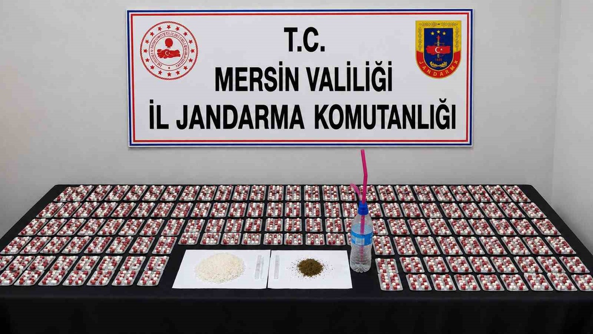 Mersin Yenişehir\'de bin 256 sentetik ecza hapı ele geçirildi, iki şüpheli tutuklandı