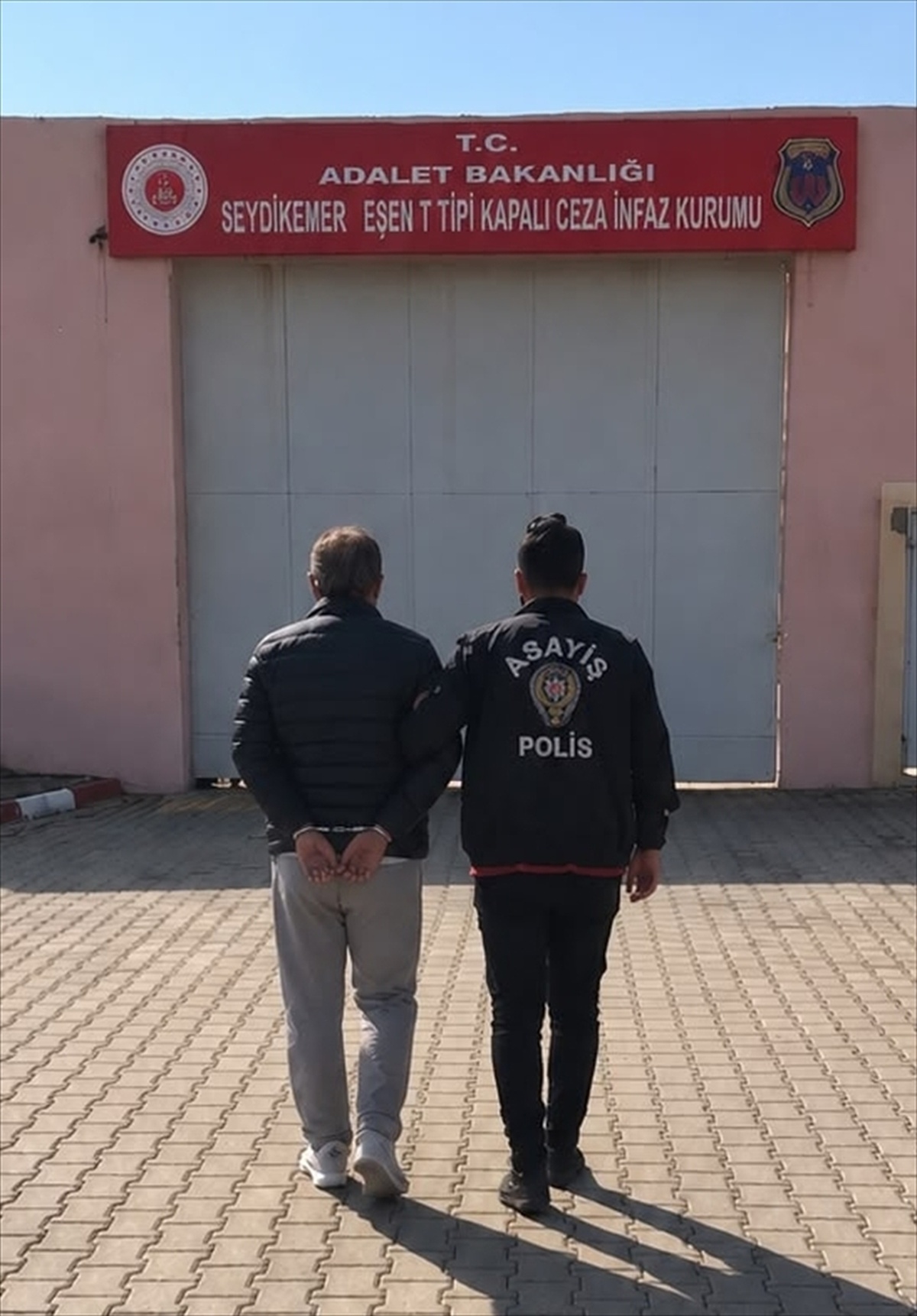 20 yıl 7 ay hapis cezası olan firari, Muğla Fethiye\'de otogar operasyonunda yakalandı