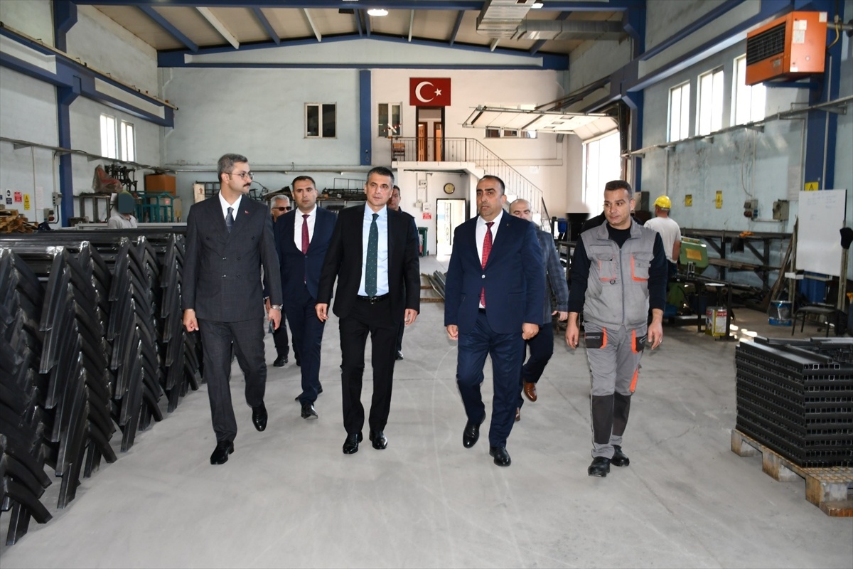 Niğde Açık Ceza İnfaz Kurumu\'ndaki iş yurdu atölyelerini Başsavcı Tuncay inceledi
