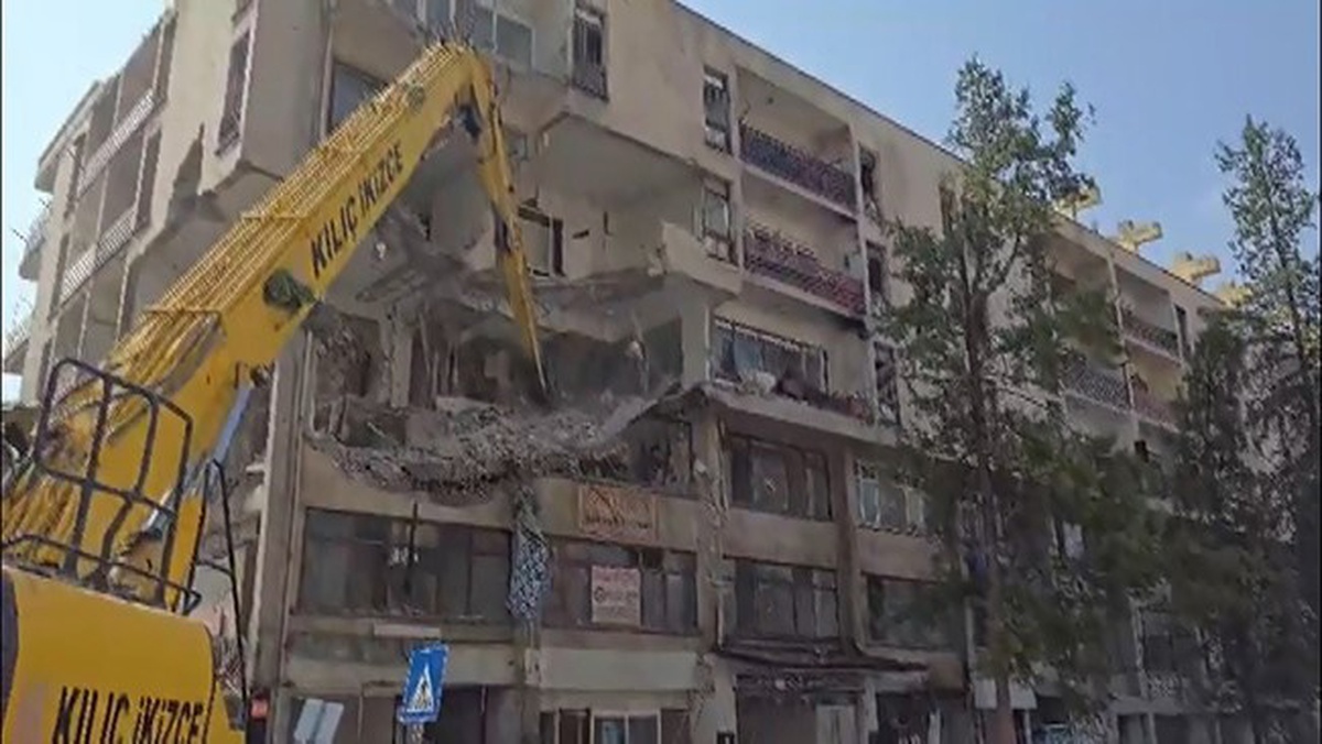 Nizip\'te depremde ağır hasar alan 50 yıllık iş hanı ve lojmanda yıkım başladı