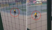 Öğretmen gibi öğretmen! Selde mahsur kalan öğrencileri sırtında taşıdı