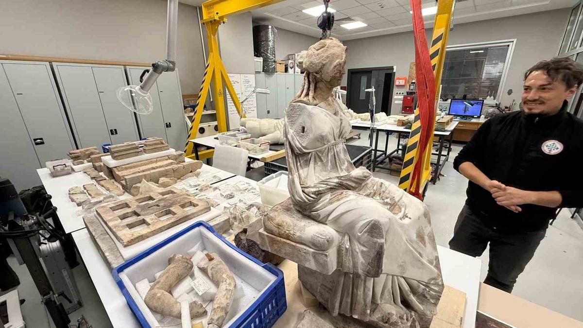 İstanbul Arkeoloji Müzesi, Ordu\'daki 2100 yıllık Kibele heykelini restore ediyor
