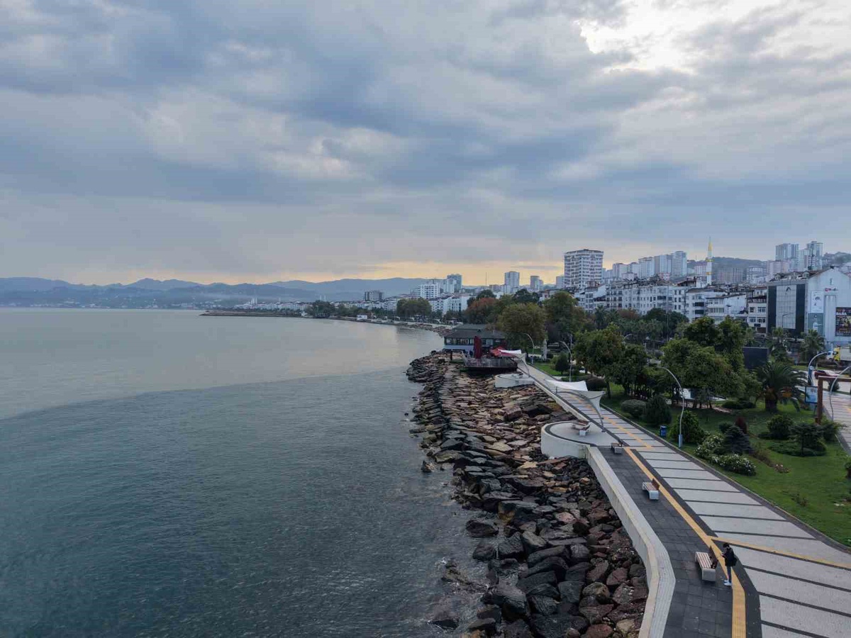 Ordu Fatsa\'da yağışların ardından Karadeniz kıyısında renk değişimi dronla kaydedildi