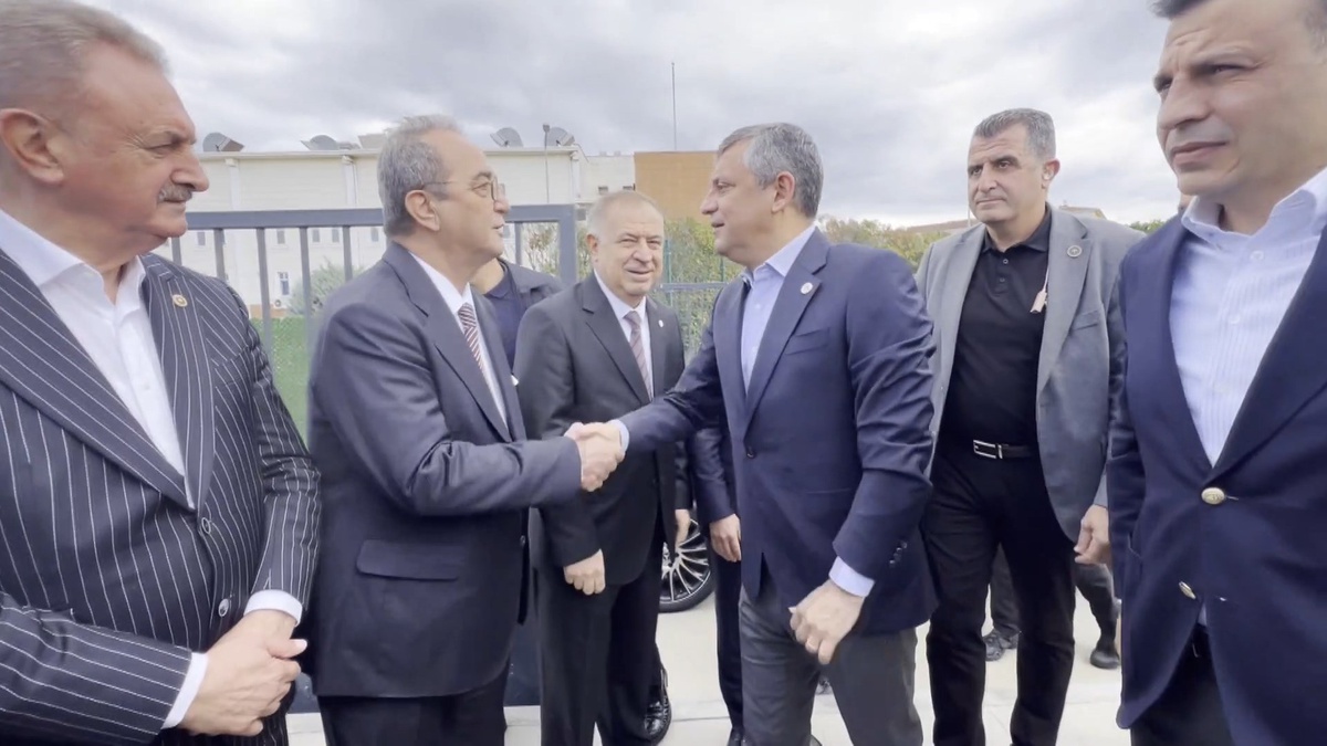 Özgür Özel, Silivri\'de İBB davasında savunma öncesi iddianameyi eleştirdi