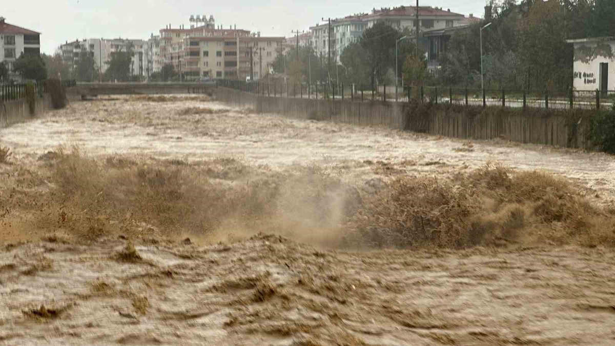 Yalova Çınarcık\'ta toprak çökmesi sonrası 5 katlı binadan 20 kişi tahliye edildi
