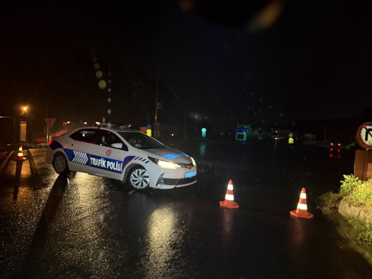 Sakarya D-650\'de güvenlik güçleri su birikintileri nedeniyle yolu trafiğe kapattı