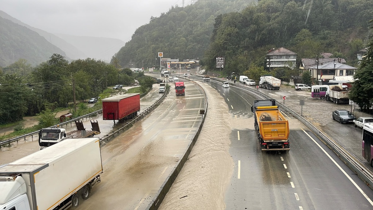 Sakarya Geyve\'de sağanak D-650\'de ulaşımı aksattı, en çok Karaçam Boğazı etkilendi