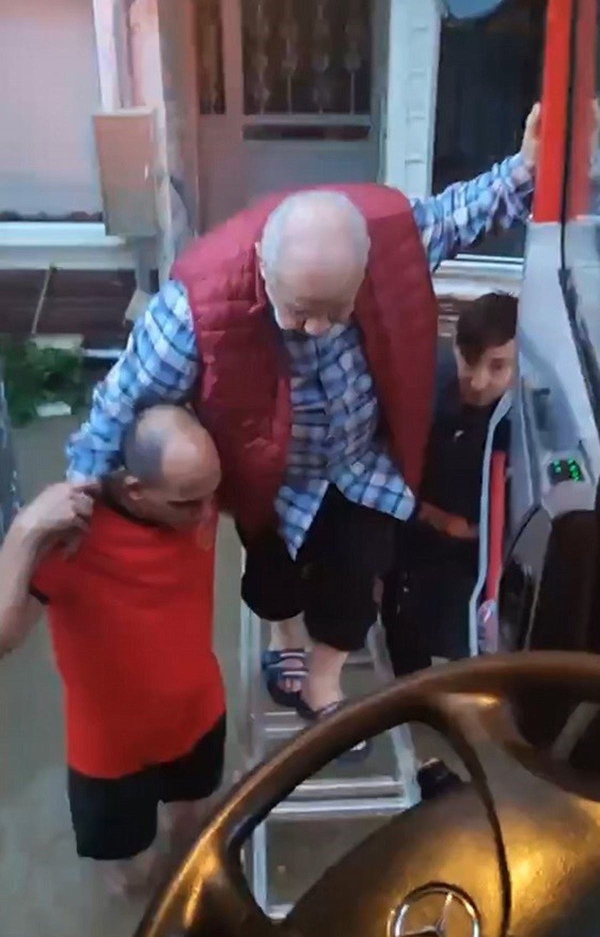 Sakarya Karasu\'da sel ev ve ahırları yıktı, mahsur kalan 80 yaşındaki adam kurtarıldı