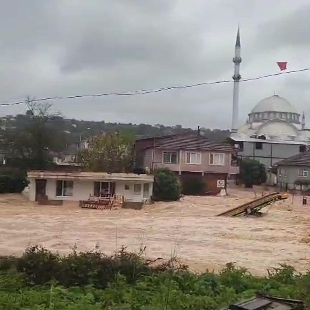 Sakarya Karasu\'da sular sabaha karşı yeniden yükseldi, vatandaşlar endişeyle izledi