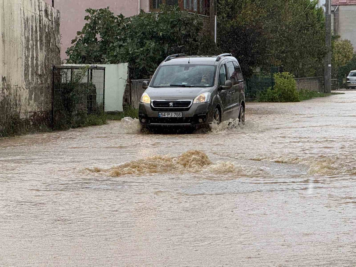 Sakarya Karasu\'da selde sürüklenen araçlarda maddi hasar gündüz ortaya çıktı
