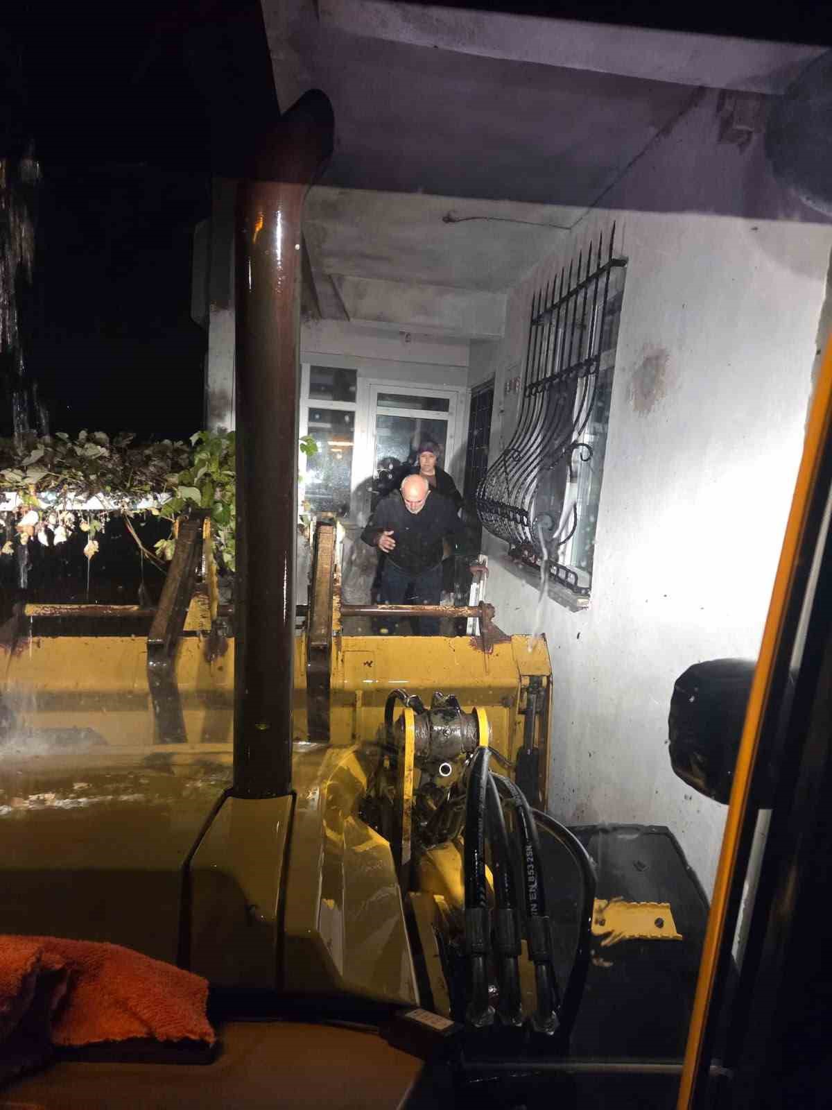 Sakarya Kaynarca\'da selde mahsur yaşlı çift kepçeyle kurtarıldı, 30 koyun nakledildi