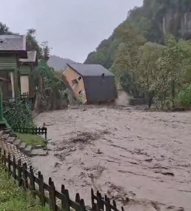 İstanbul'un ardından Sakarya! 2 katlı villa selde böyle yıkıldı