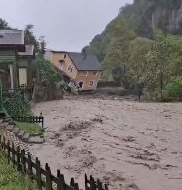 İstanbul'un ardından Sakarya! 2 katlı villa selde böyle yıkıldı