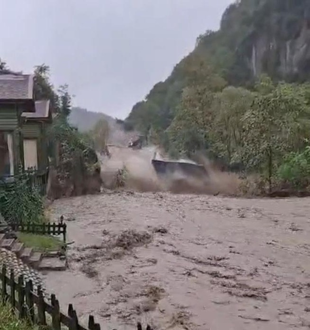 İstanbul'un ardından Sakarya! 2 katlı villa selde böyle yıkıldı