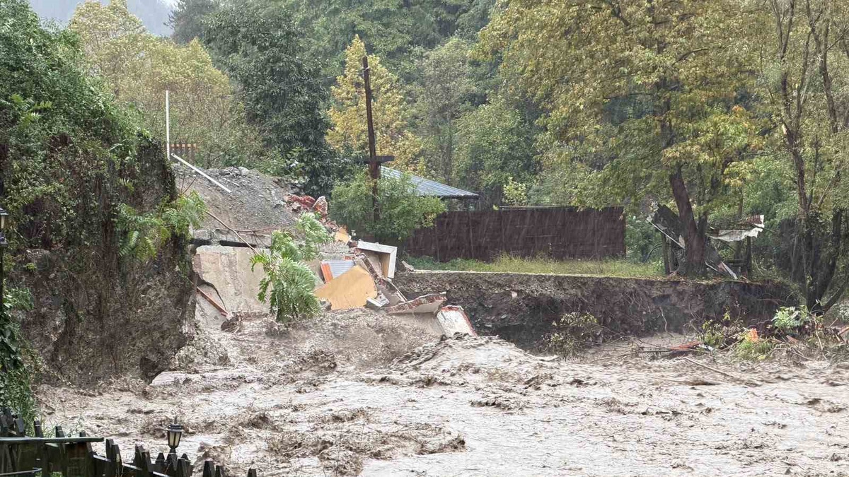 Sakarya Sapanca\'da dere yükseldi, boşaltılan ev saniyeler içinde yıkıldı