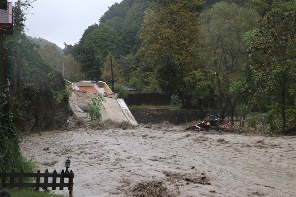 Sapanca\'da taşan dere ulaşımı kesti, boşaltılan iki katlı ev yıkıldı