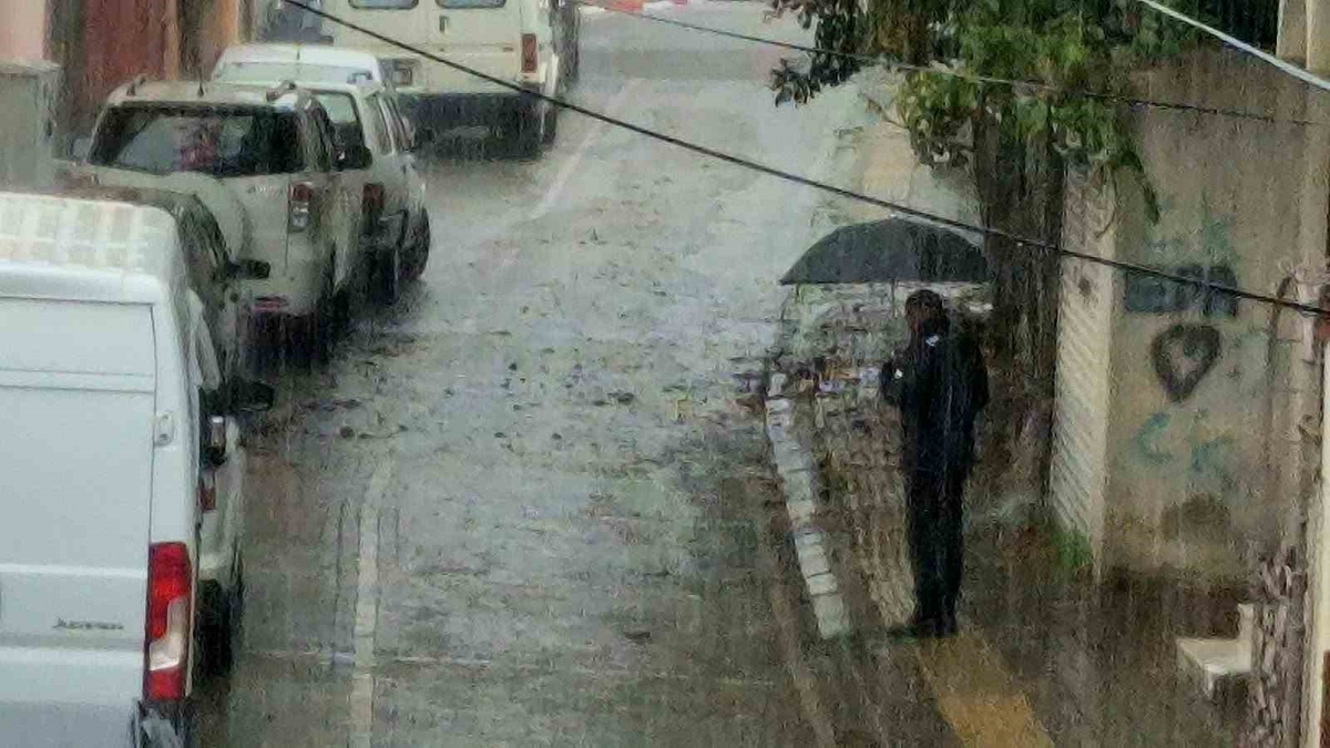 Bartın\'da öğlen başlayan sağanakta çok sayıda ev ve iş yerlerini su bastı
