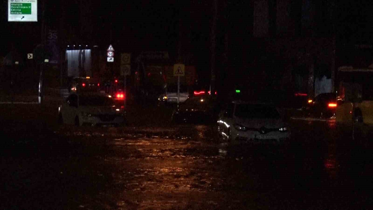 Sarıyer Ayazağa\'da sağanak Kemerburgaz Caddesi\'ni göle çevirdi, İBB\'ye tepki geldi
