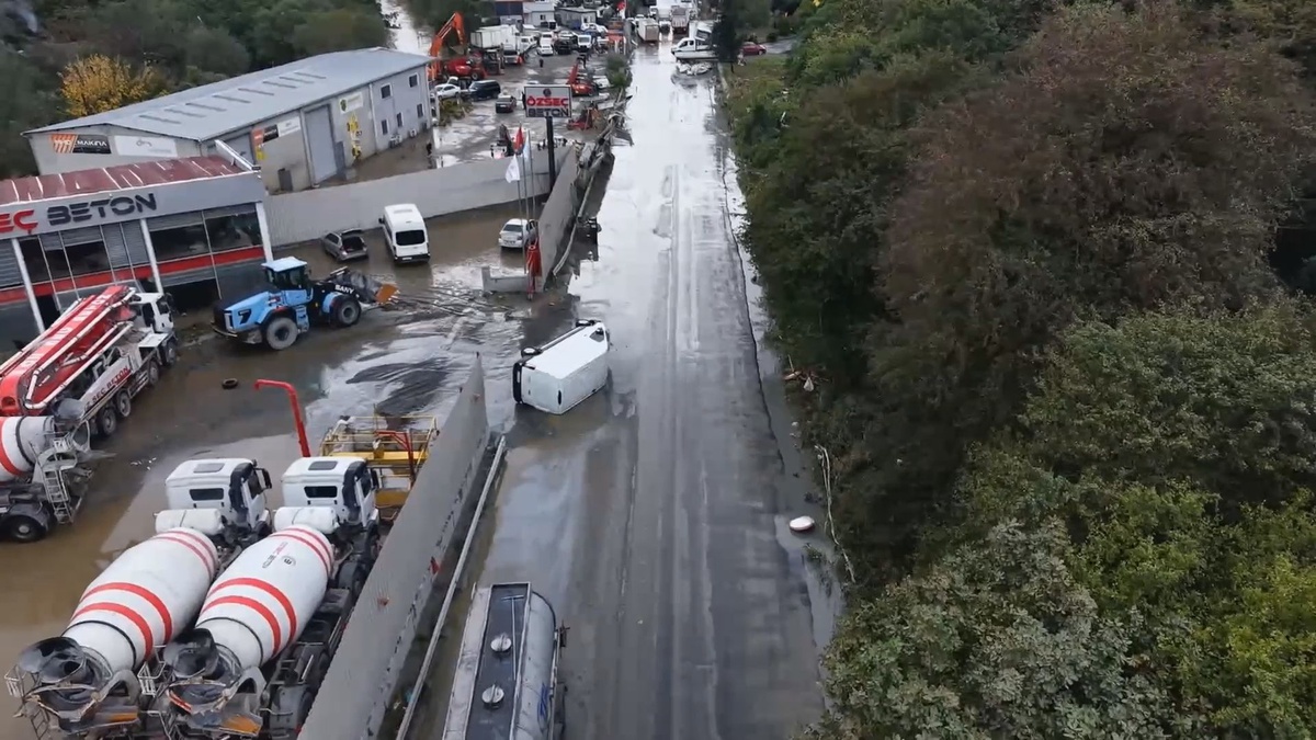 İstanbul Sarıyer Ayazağa\'da selde zarar gören araçlar havadan görüntülendi