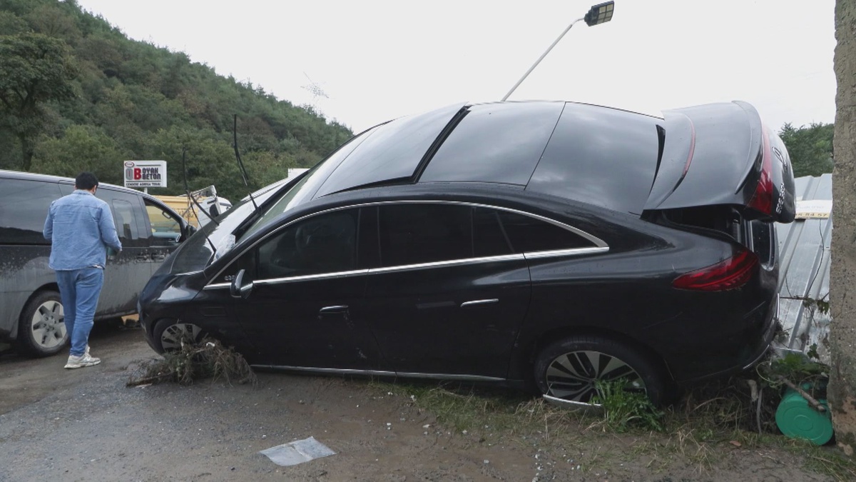 İstanbul Sarıyer\'de selde 300 araç mahsur kaldı, bir araç 1 kilometre sürüklendi
