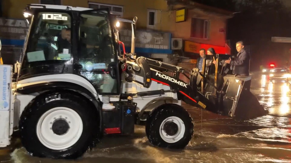 Sarıyer\'de sağanakta mahsur kalan 200 çalışan kamyon ve minibüslerle tahliye edildi