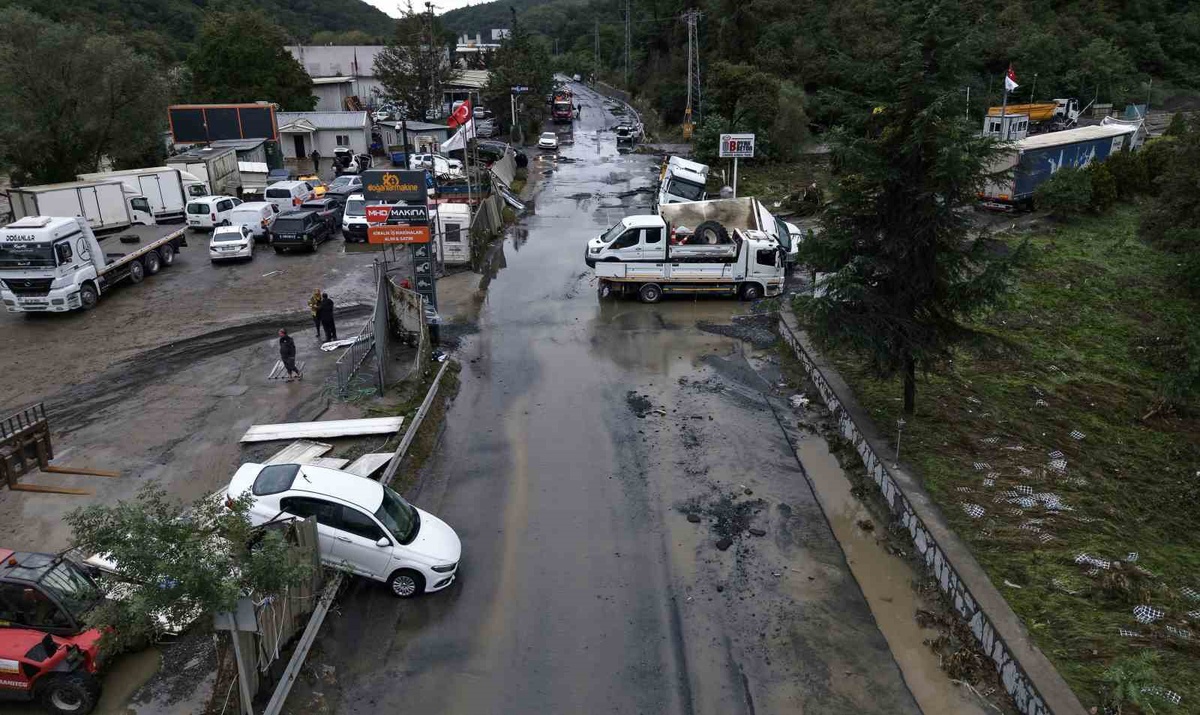 Sarıyer\'de dere taşmasıyla su basan fabrikada 24 saat mahsur kalan işçiler kurtarıldı