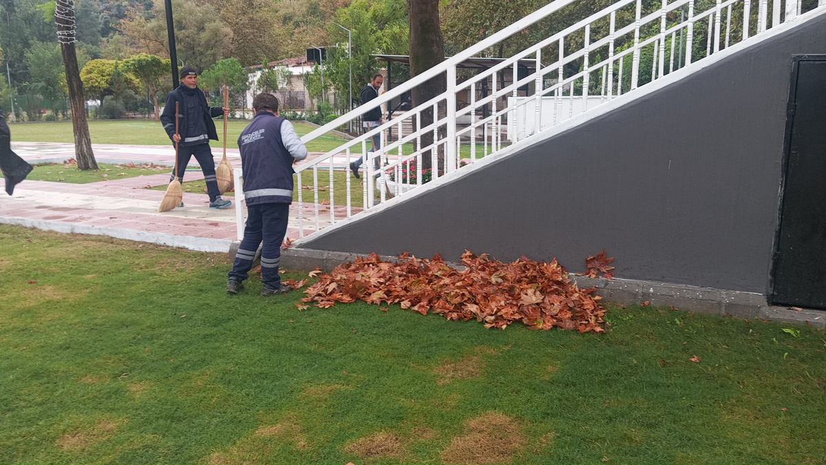 Şehzadeler Belediyesi, Manisa\'da yağış sonrası yaprakları temizledi