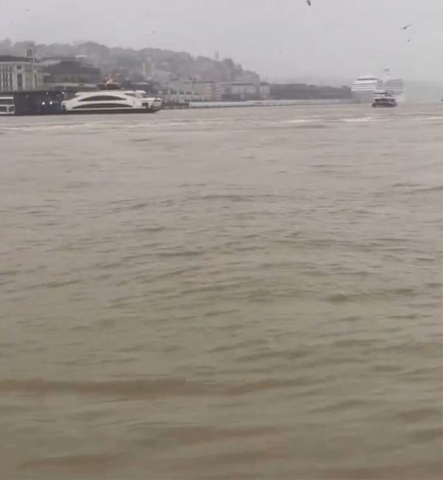 Sel felaketi sonrası İstanbul Boğazı'nı görünce şoke oldu: İlk kez böyle görüyorum, bu şaka mı?