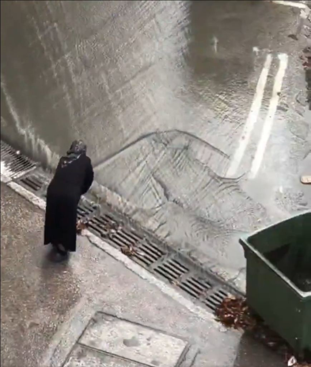 Şiddetli yağmura teslim olan kentte takdir toplayan görüntü