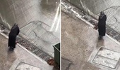 Şiddetli yağmura teslim olan kentte takdir toplayan görüntü
