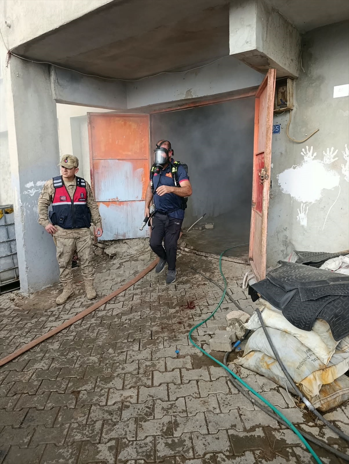 Siirt Kurtalan\'daki Teylan köyünde odunluk yangını itfaiye ekiplerince söndürüldü