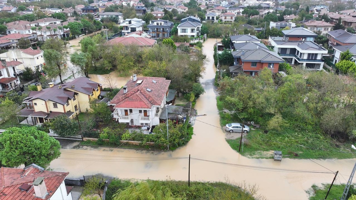 İstanbul\'da sağanak Şile\'de sokakları, Beykoz\'da tarlaları su altında bıraktı