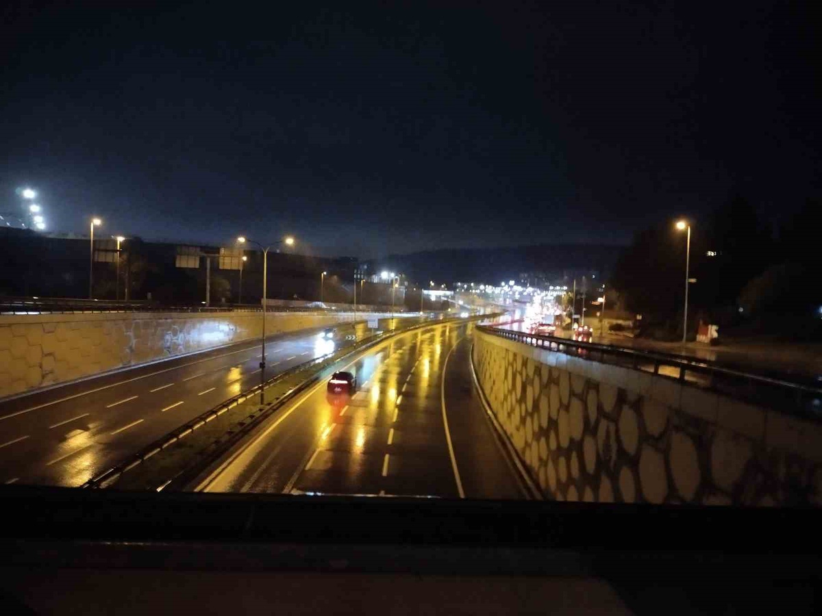 Şile Otoyolu\'nda su taşkını sonrası ekipler tahliye başlattı, Ümraniye yönü kapandı