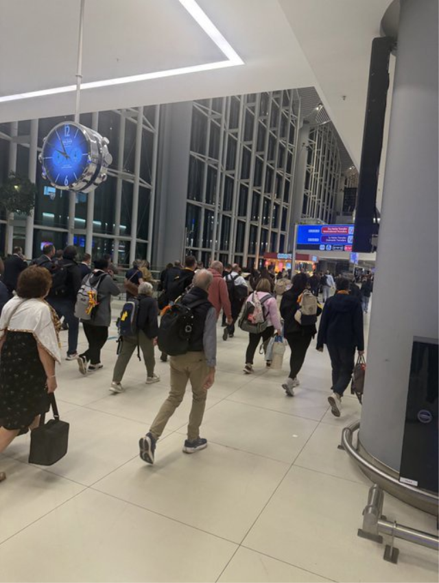 Sinan Akçıl havalimanında yaşadıklarına isyan etti: Rezil olduk!