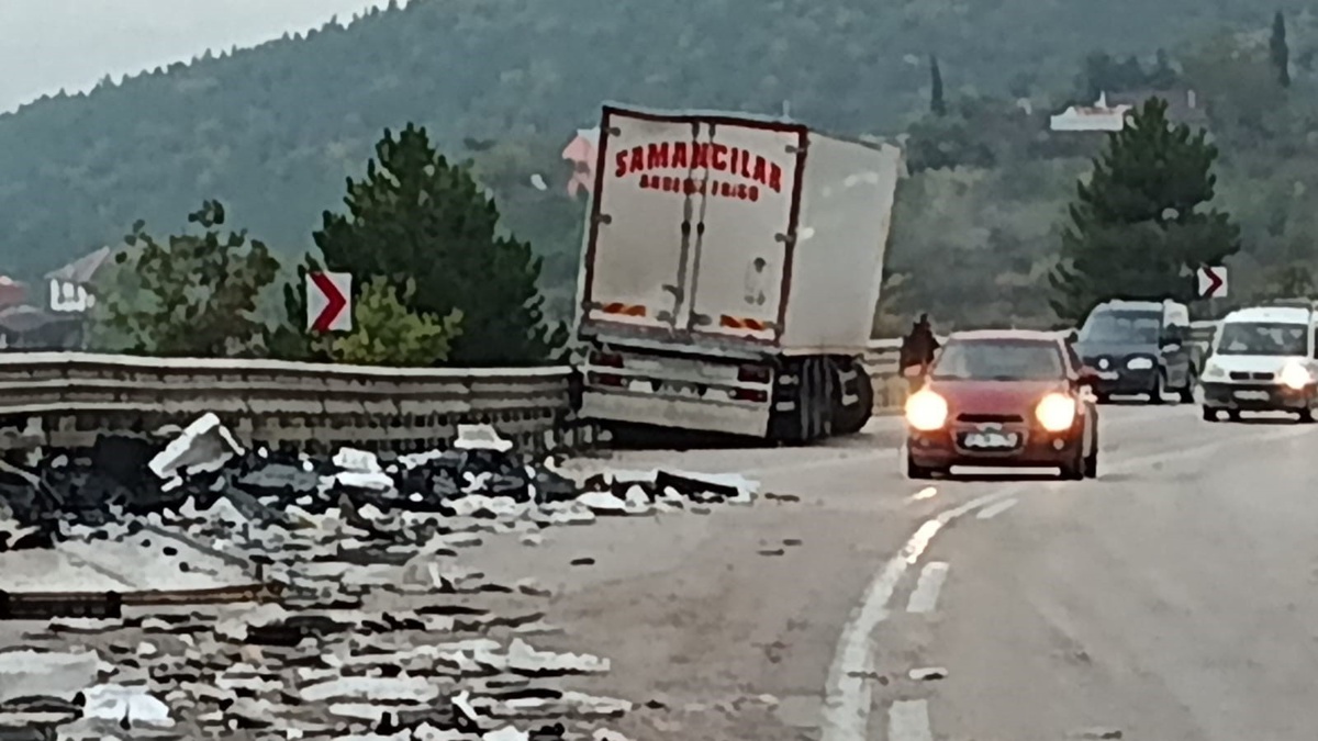 Sinop Boyabat\'ta balık yüklü kamyon bariyerlere çarparak devrildi, 1 kişi öldü