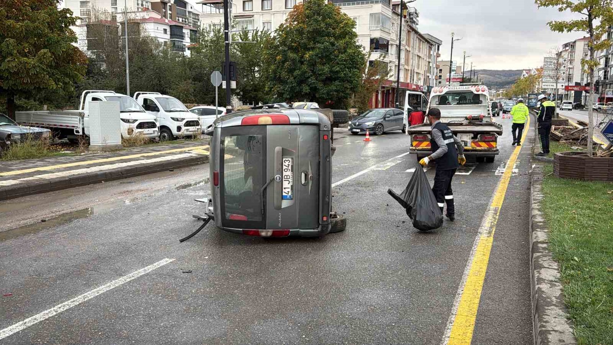 Sivas\'ta kontrolden çıkan araç refüjdeki ağaca çarpıp yan yattı, 4 kişi yaralandı