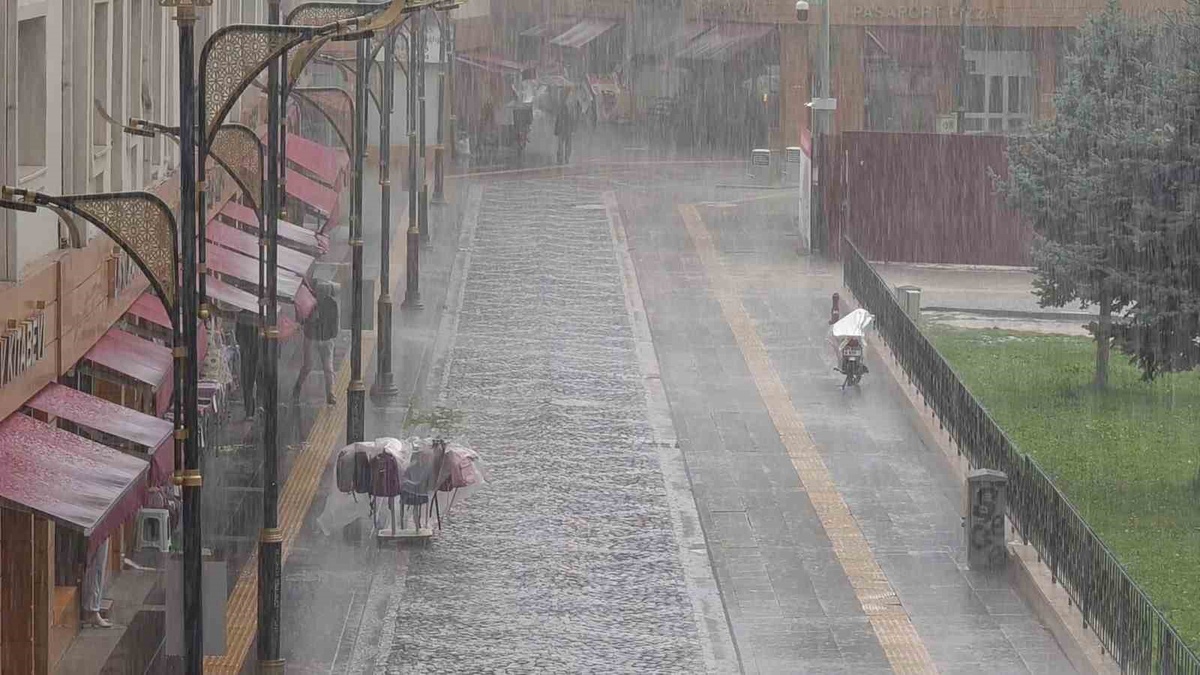 Sivas\'ta sağanak bazı köylerde hasara yol açtı, Kangal\'da mesire alanını su bastı.