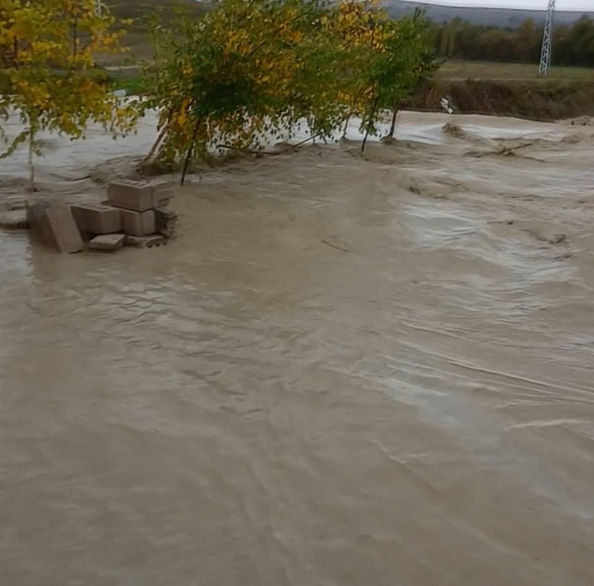 Sivas\'ta sağanak nedeniyle taşan dereler Güney ve Durdulu köylerinde sele yol açtı
