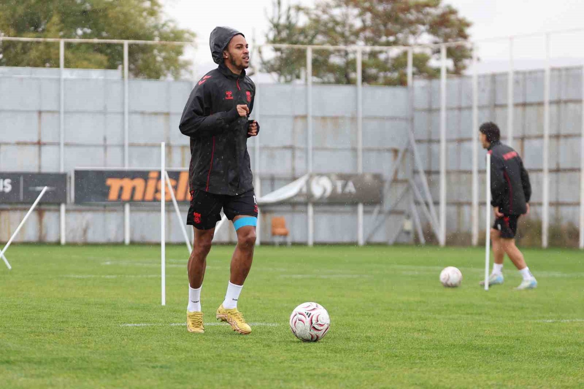 Sivasspor, Sarıyer maçı hazırlığını İsmet Taşdemir yönetiminde yağmur altında yaptı