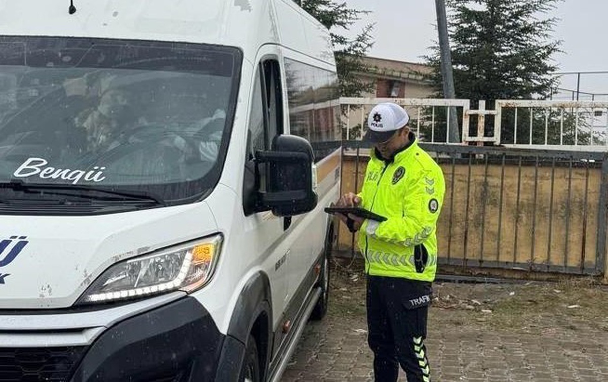 Polis Tekirdağ Hayrabolu\'da okul güvenliği için park ve servisleri denetliyor