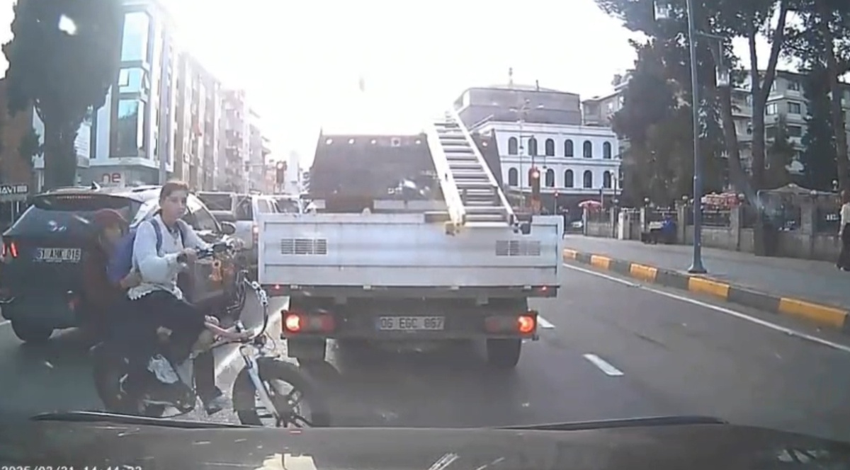 Trabzon Araklı\'da minibüsün çarptığı 2 öğrenci kazayı hafif sıyrıklarla atlattı