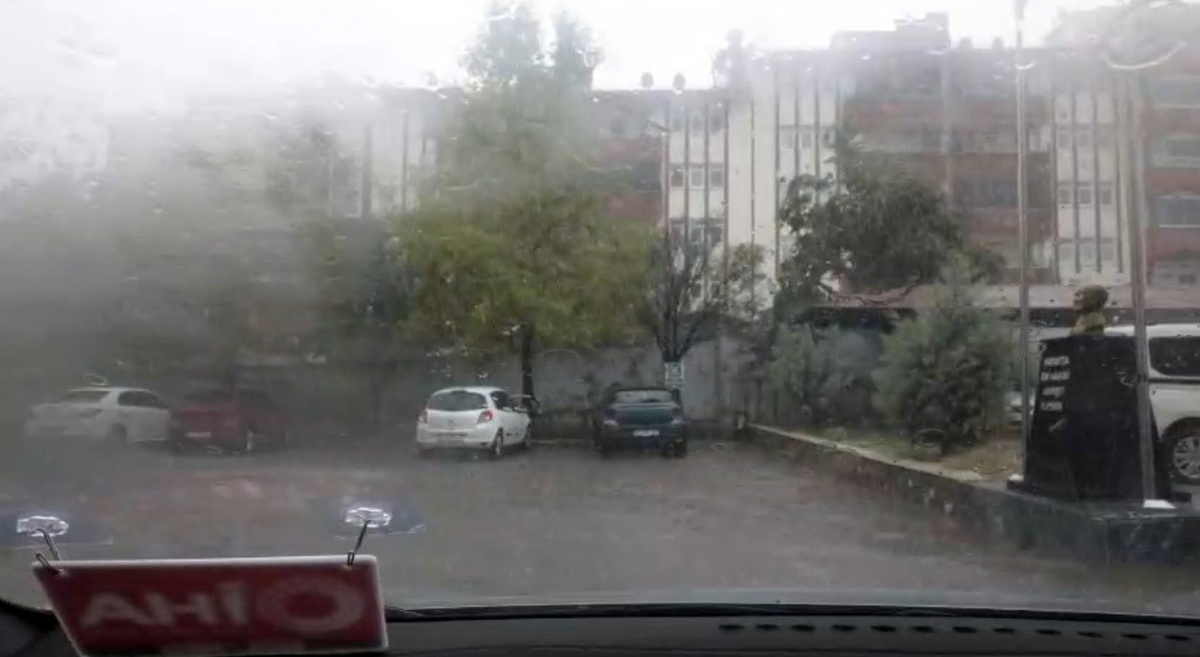 Tunceli\'de yağışta silecekleri çalışmayan araç görüş mesafesi düşünce ilerleyemedi